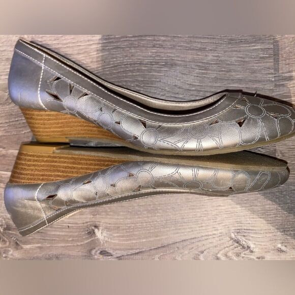 Studio Works round toe slip on shoes metallic silver, 2” stacked heel size 8.5 - Picture 5 of 10